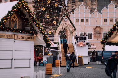 Prag, Czech Cumhuriyeti Aralık ayında, Staromestska Meydanı 'ndaki Noel pazarı turistik bir ilgi odağı.