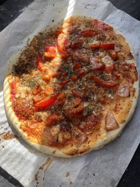 Pizza domates ve soğan ile