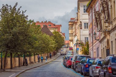 Prag 'da evleri ve eski şehirleri olan bir sokak..