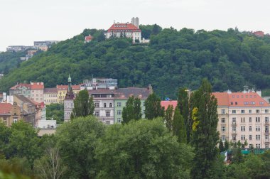 Prag caddesi manzarası, yeşil ağaçlar, üst kattaki kırmızı... 