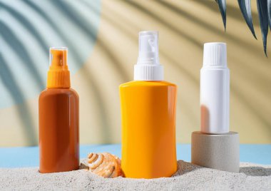 Sahilde güneş kremi ve deniz tuzu şişeleri var.