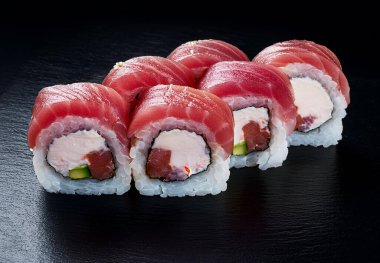 Suşi tabakta yuvarlanıyor. Suşi ruloları. Geleneksel Japon yemekleri..
