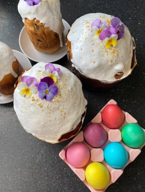 Paskalya yumurtası ve çiçekleri