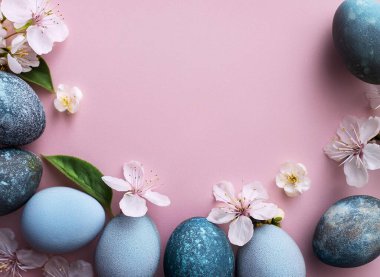 Paskalya kompozisyonu boyalı yumurtalar ve pembe arka planda söğüt dalları