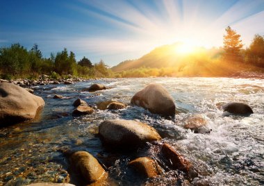 Dağlarda güzel bir gün batımı