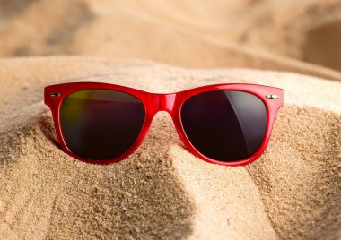 Sahilde kırmızı güneş gözlüğü, yaz tatili konsepti, üst manzara, düz yatış