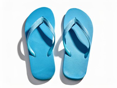 mavi parmak arası terlikler izole edilmiş beyaz arkaplan.