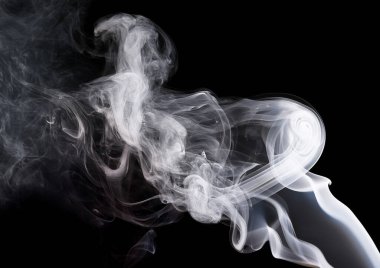 Siyah arkaplanda beyaz duman