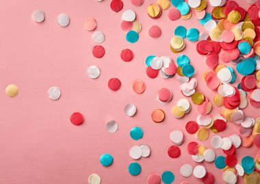 Pembe bir arka plan üzerinde renkli şeker.