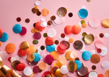 Pembe arka planda noel süslemeleri. Şenlikli noel konsepti, fotokopi alanı olan daire.