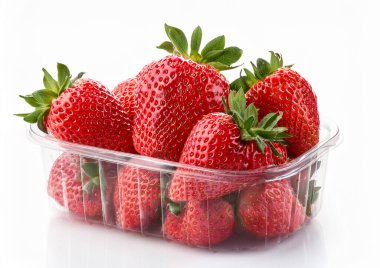 Beyaz arka planda izole edilmiş plastik kabın içindeki çilekler