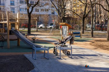 Şehir parkında çocuk parkı olan oyun parkı