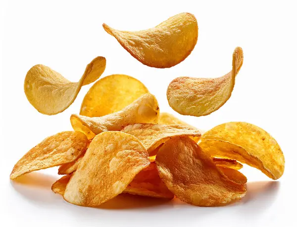 Beyaz arkaplanda patates cipsi