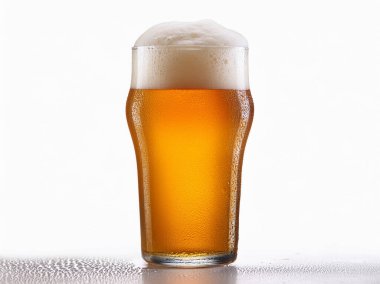 Bir bardak bira köpüklü beyaz üzerine izole edilmiş..