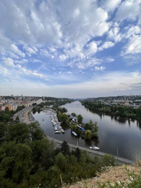 Prag şehrinin güzel günbatımı. Vltava nehrine bak 