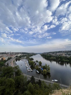 Prag şehrinin güzel günbatımı. Vltava nehrine bak 