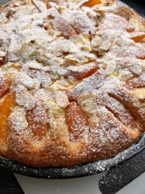 Yakın plan - ev yapımı şeker ve pudra şekerli lezzetli galette turtası.