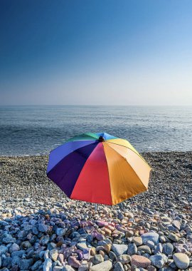 Renkli gökkuşağı plajı ve deniz kıyısında şemsiyeler, Adriyatik Denizi