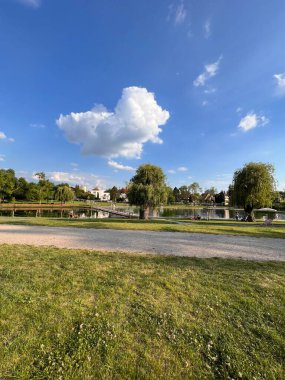 Lhotka doğal yüzme gölü manzarası çok güzel.