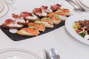 Avokado ve domatesli taze ve sağlıklı somon.