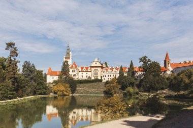 Eski şehrin şatosu. Çekoslovakya Cumhuriyeti 'nin en ünlü simgesi Pruhonice' un kalesi.