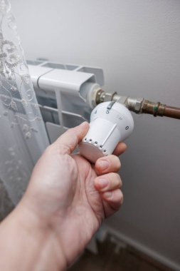 Kliması ve kaloriferi olan bir kadın.