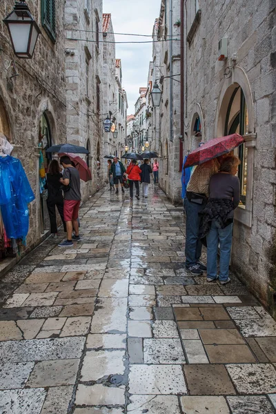 Туристы Улице Древнем Хорватском Городе Дубровник Дождливая Погода Стоковое Изображение