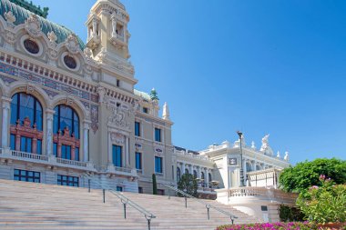 Kumarhane ve park Monako, Monte Carlo 'da güneşli yaz gününde.
