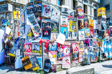 AVIGNON, FRANCE - 9 Temmuz 2022: Festival d 'Avignon affiche / poster duvar aralığı, dünyadaki en önemli çağdaş sahne sanatları etkinliklerinden biri.