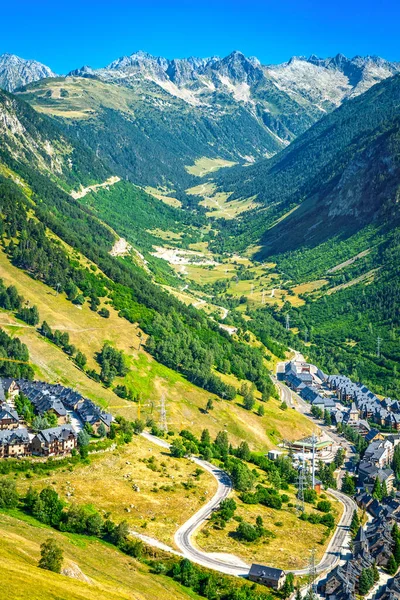 Pireneler Dağı Ndaki Yaz Manzarası Vadideki Baqueira Dağı Tatil Köyü — Stok fotoğraf