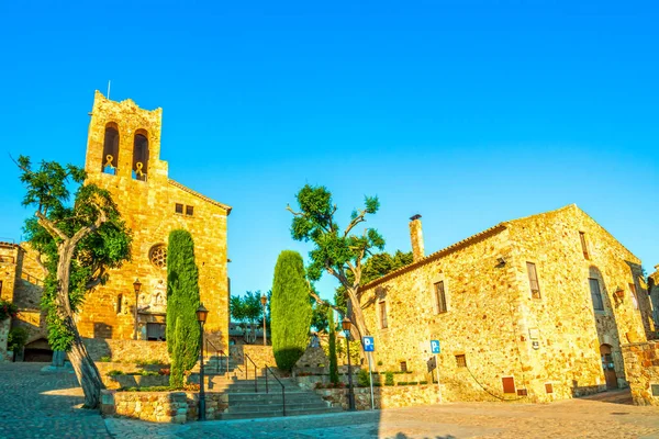 Kumple Średniowieczne Miasto Katalonii Hiszpania Główny Plac Kościół Późnym Wieczorem — Zdjęcie stockowe