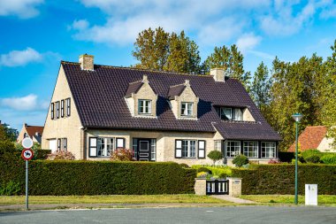 Güneşli bir yaz gününde Belçika 'da güzel bir ev