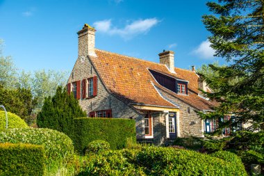 Güneşli bir yaz gününde Belçika 'da güzel bir ev