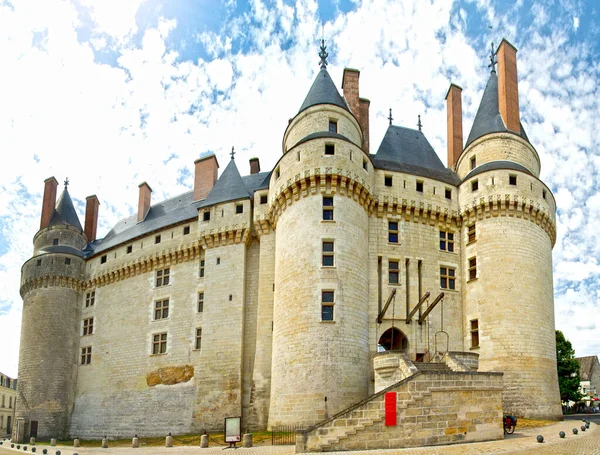 Langeais Şatosu (Chateau de Langeais) ve Fransa 'nın Loire Vadisi' ndeki Eglise Saint-Laurent Ortaçağ Kilisesi.