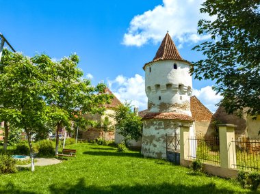 Romanya 'nın Sibiu kenti yakınlarındaki Transilvanya köyündeki güçlendirilmiş kilise kulesi Nocrich