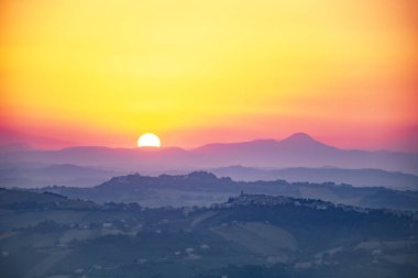 Gün batımında İtalya 'da manzara, Ripatransone' dan Marş