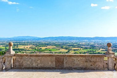 İtalya 'nın Umbria kentindeki Assisi şehrinden manzara, bir yaz günü