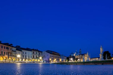 Padova, Veneto, İtalya - Prato della Valle Meydanı Alacakaranlıkta