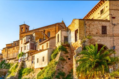 Massignano köyü, İtalya 'da şehir manzarası, Marche, kilise ve eski evler
