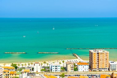 Marche, İtalya 'daki Adriyatik kıyıları, güneşli bir yaz gününde Grottammare köyünden