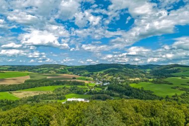 Eifel bölgesinde manzara, Rheinland-Palatinate, Almanya, Kasselburg 'dan Pelm köyü yakınlarındaki viel