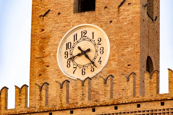 Offida Marche Italia Torre Ciudad Reloj Noche Verano Fotos de stock