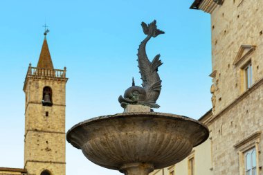 Ascoli Piceno, İtalya 'nın Marche şehrinde, kilise kulesinin yanındaki çeşme.