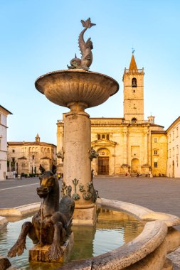 Ascoli Piceno, Marche, İtalya 'da şehir, Arringo Meydanı' ndaki çeşme, katedral