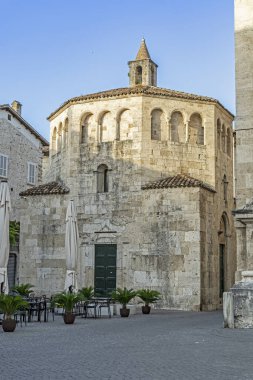 Ascoli Piceno, İtalya 'nın Marche şehrinde, Baptistery, Aziz John' un vaftiz töreni olarak da bilinir, Romanesk mimari tarzı.