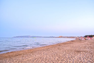 İspanya 'nın kuzeydoğu kıyısındaki Costa Brava' da bulunan küçük bir kasaba ve sahil beldesi olan Estartit (L 'Estartit) gün batımına kadar Girona ilinde yer almaktadır.