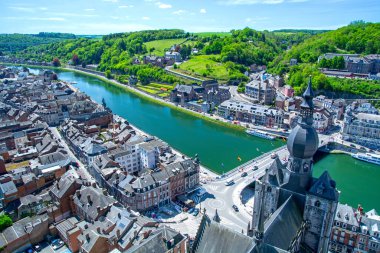 Wallonie, Belçika, Meuse nehir vadisi ve kilisesinde yemek, kaleden manzara.