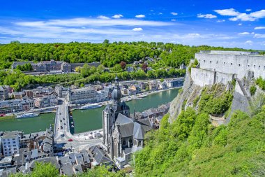 Wallonie, Belçika, Meuse nehri ve kilisede yemek, kaleden manzara. 