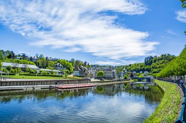 Belçika 'nın Wallonie ilçesine bağlı Bouillon (Bouyon) köyü, Lüksemburg eyaleti ve Semois nehri
