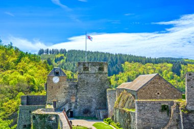 Bouillon Şatosu (Fransızca: Chateau de Bouillon) Belçika 'nın Lüksemburg eyâletinde, Wallonia' da yer alan bir ortaçağ kalesidir. Şatodan Semois nehri ve köyünün manzarası